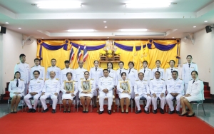 พิธีรับพระราชทานพระบรมฉายาลักษณ์ พระบาทสมเด็จพระเจ้าอยู่หัว ที่ฉายกับสมเด็จพระนางเจ้าฯพระบรมราชินี