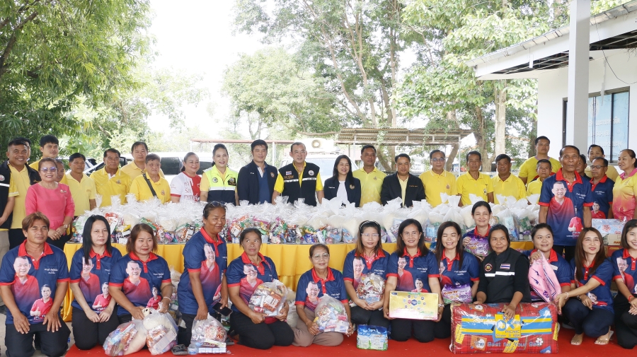 ต้อนรับนายกอบจ.อุบลมอบถุงยังชีพให้กับประชาชนที่ประสบภัยจากเหตุการณ์ไม่สงบตามแนวชายแดนไทย-กัมพูชา ในพื้นที่ตำบลห้วยขะยุง